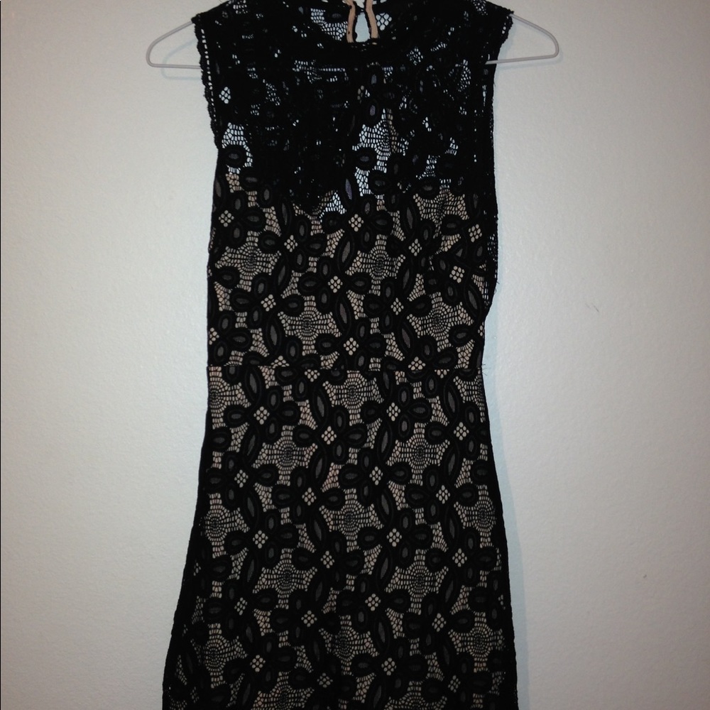 FOREVER 21: FLASH 🚨 SALE A black skin tight dress
